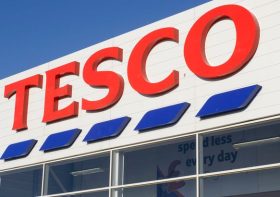 Tesco shoppers spot red '£100' warning signs in supermarket car parks